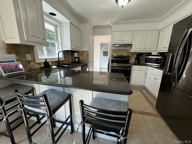 45 Bellows Terrace B, Hampton Bays, NY 11946