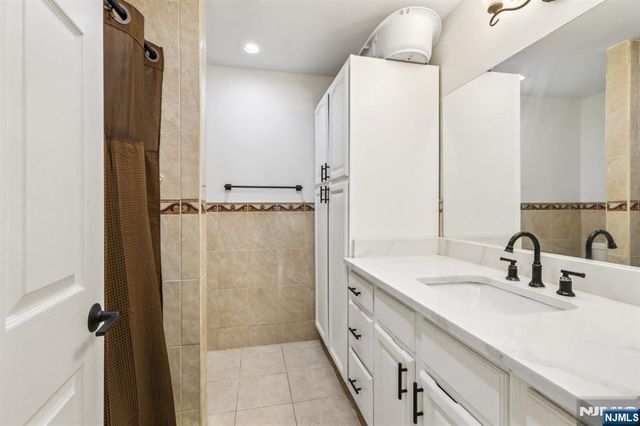 400 Crown Court 561, Edgewater, NJ 07020
