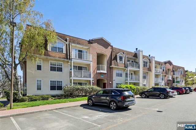 400 Crown Court 561, Edgewater, NJ 07020