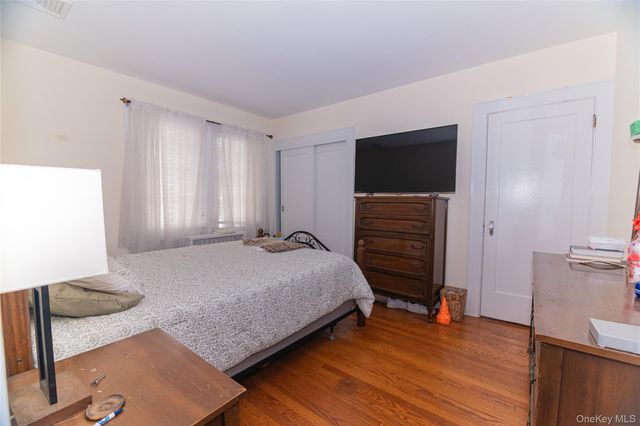 186 Pennsylvania Avenue, Freeport, NY 11520