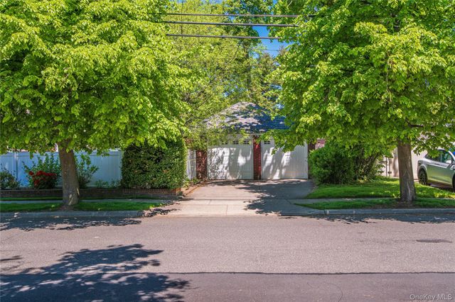 186 Pennsylvania Avenue, Freeport, NY 11520