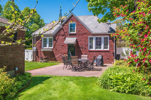 186 Pennsylvania Avenue, Freeport, NY 11520