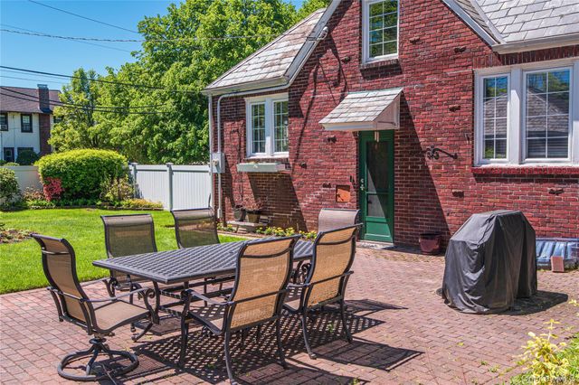 186 Pennsylvania Avenue, Freeport, NY 11520