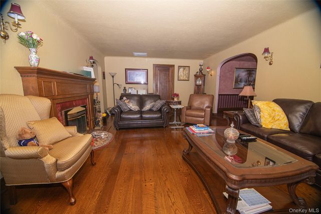 186 Pennsylvania Avenue, Freeport, NY 11520