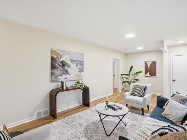 1724 E 29th Street, Des Moines, IA 50317