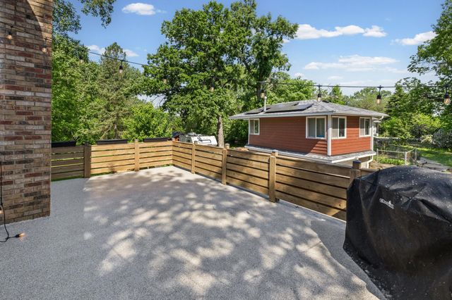 1115 W Medicine Lake Drive, Plymouth, MN 55441