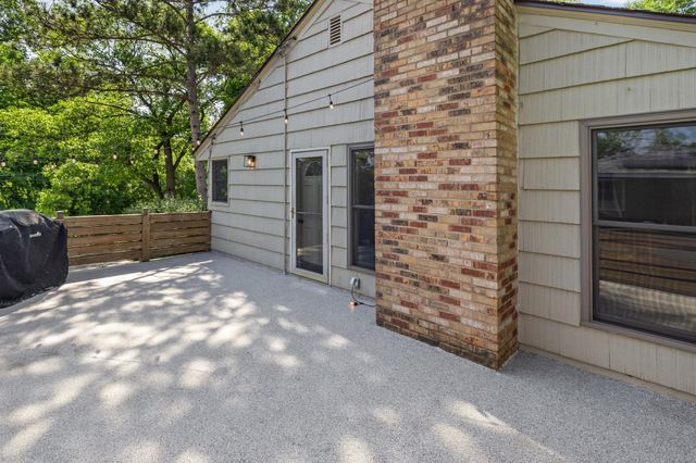 1115 W Medicine Lake Drive, Plymouth, MN 55441