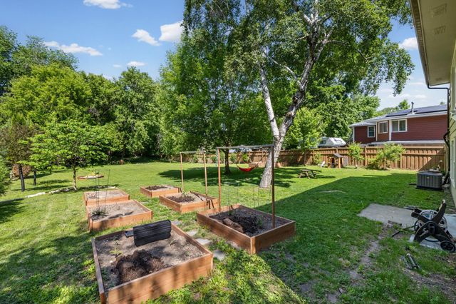 1115 W Medicine Lake Drive, Plymouth, MN 55441