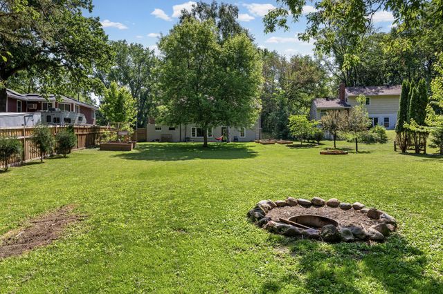 1115 W Medicine Lake Drive, Plymouth, MN 55441