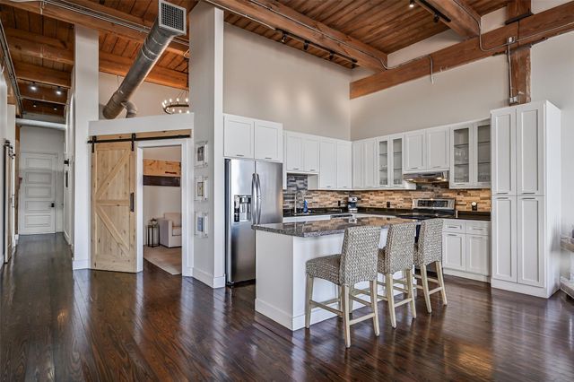 2400 Mechanic Street 204, Galveston, TX 77550