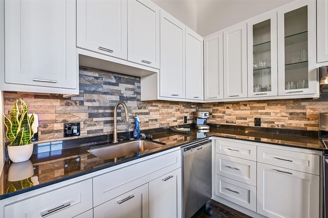 2400 Mechanic Street 204, Galveston, TX 77550