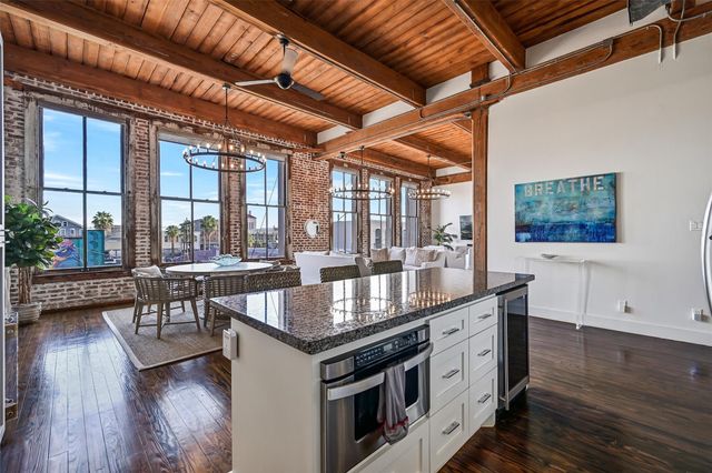 2400 Mechanic Street 204, Galveston, TX 77550