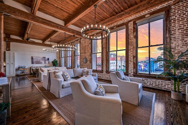 2400 Mechanic Street 204, Galveston, TX 77550