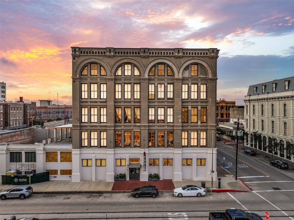 2400 Mechanic Street 204, Galveston, TX 77550