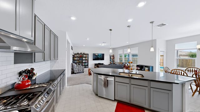 2704 Nueva Cordova, Seguin, TX 78155