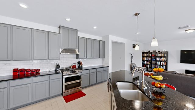 2704 Nueva Cordova, Seguin, TX 78155