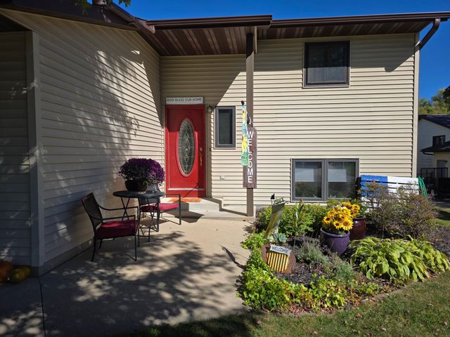 407 8th Street SW, Plainview, MN 55964