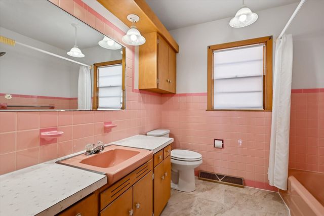 1300 SW 4th Avenue, Waverly, IA 50677