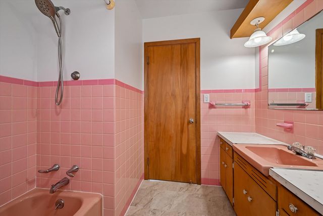 1300 SW 4th Avenue, Waverly, IA 50677