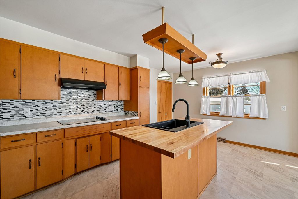 1300 SW 4th Avenue, Waverly, IA 50677