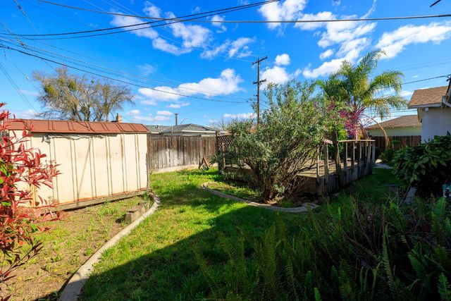 1305 Oakwood Dr, Modesto, CA 95350