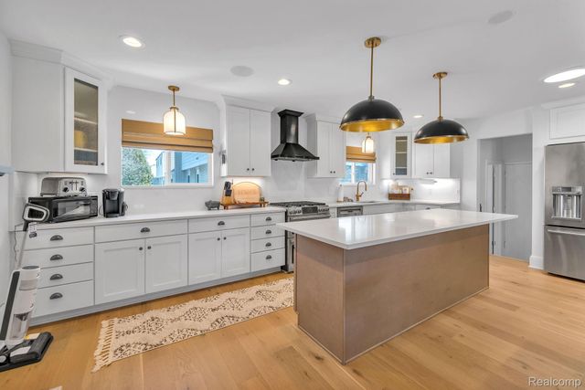 37332 Bristol Street, Livonia, MI 48154