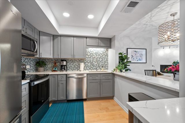 1695 2nd Street 305, Highland Park, IL 60035