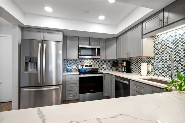 1695 2nd Street 305, Highland Park, IL 60035