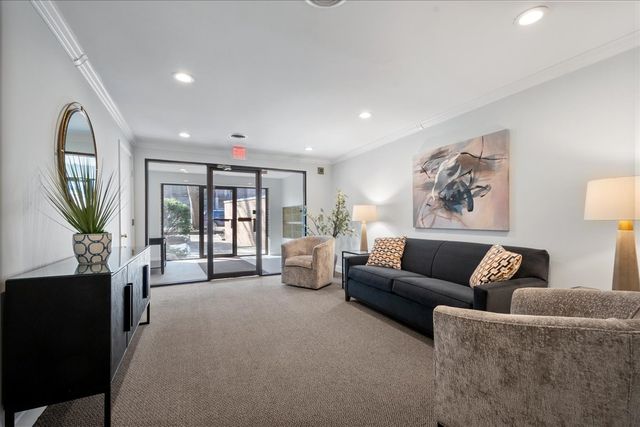 1695 2nd Street 305, Highland Park, IL 60035