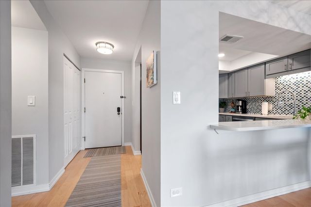 1695 2nd Street 305, Highland Park, IL 60035