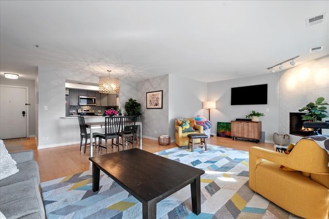 1695 2nd Street 305, Highland Park, IL 60035