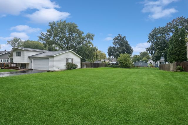 1233 N Lake Shore Drive, Round Lake Beach, IL 60073
