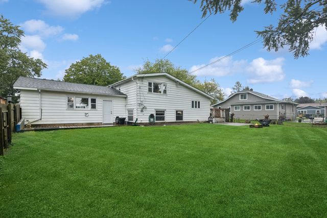 1233 N Lake Shore Drive, Round Lake Beach, IL 60073