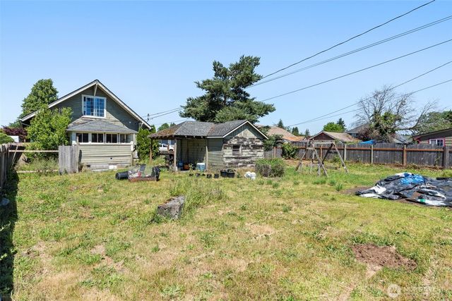 1208 W Pear Street, Centralia, WA 98531