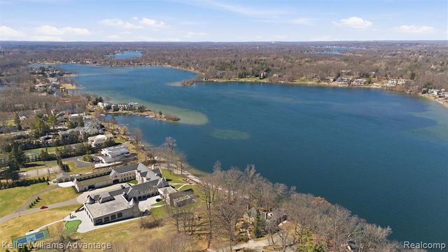 4555 Arrowhead Road, West Bloomfield, MI 48323