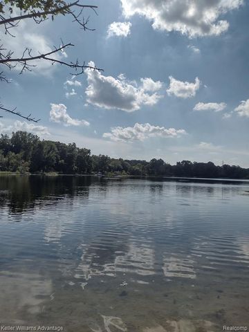 4555 Arrowhead Road, West Bloomfield, MI 48323