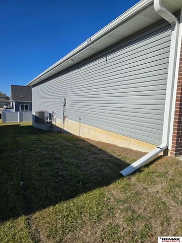 5821 S 94th Street, Lincoln, NE 68526