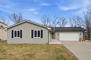 3895 Tanglefoot Court, Bettendorf, IA 52722