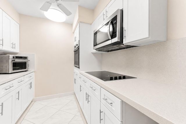 1069 Cornwall D, Boca Raton, FL 33434