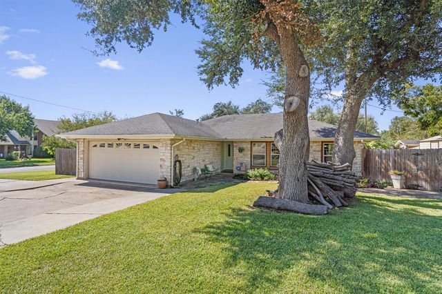 2201 Carolyn DR, Taylor, TX 76574