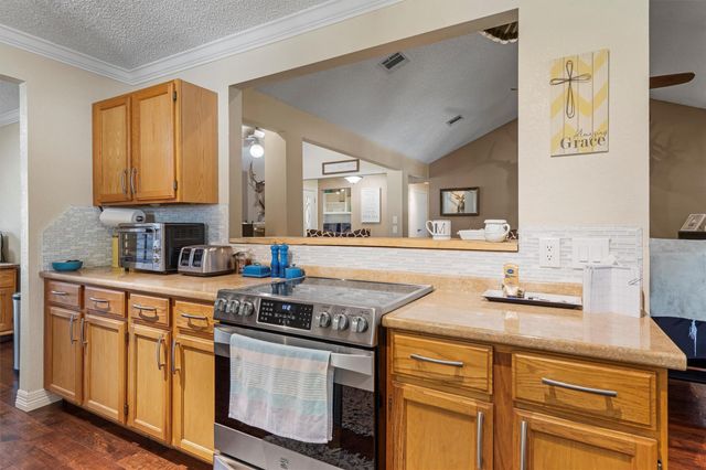 2201 Carolyn DR, Taylor, TX 76574