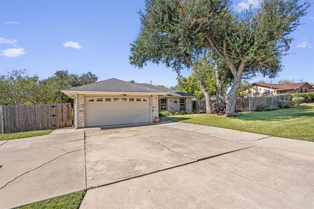 2201 Carolyn DR, Taylor, TX 76574