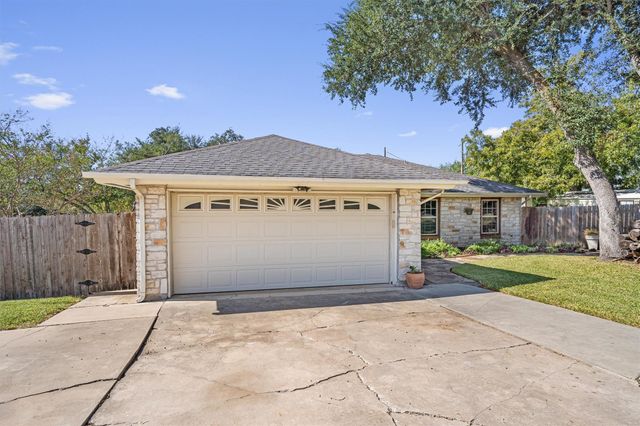2201 Carolyn DR, Taylor, TX 76574