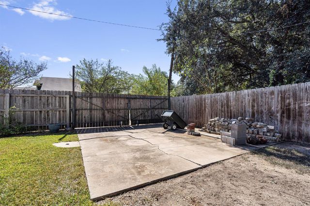 2201 Carolyn DR, Taylor, TX 76574