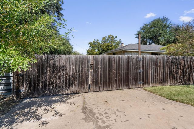 2201 Carolyn DR, Taylor, TX 76574