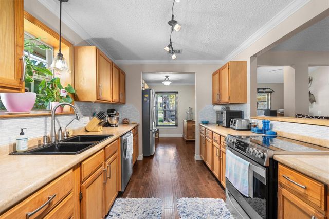 2201 Carolyn DR, Taylor, TX 76574
