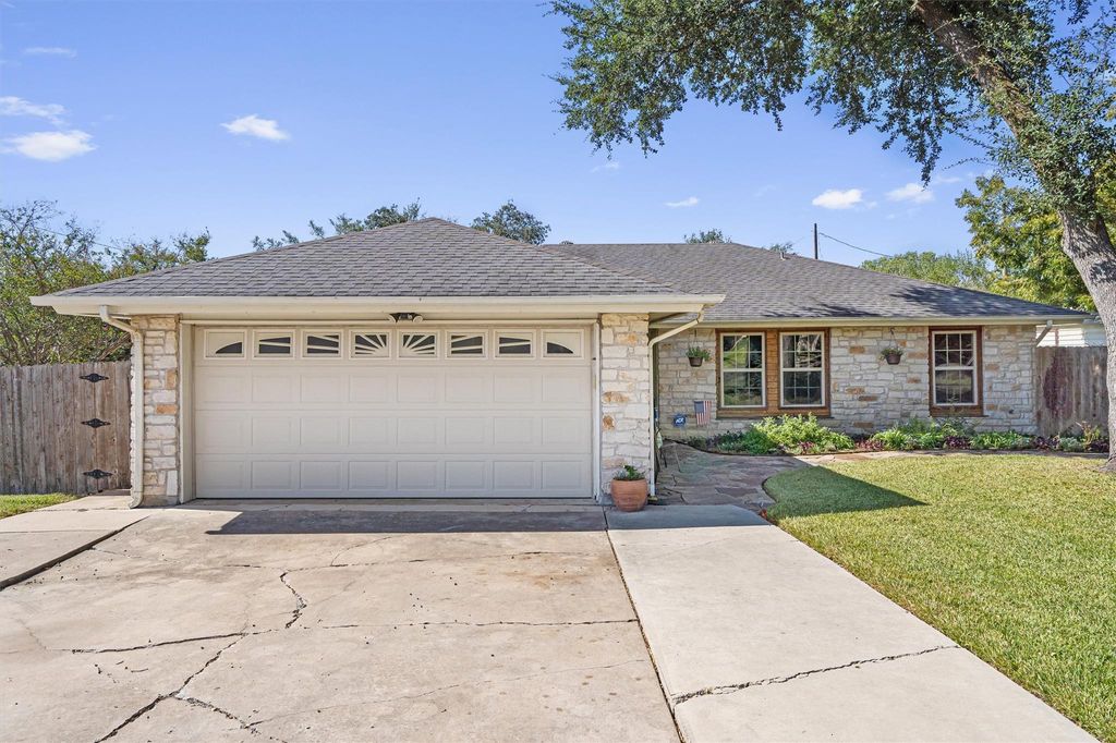 2201 Carolyn DR, Taylor, TX 76574