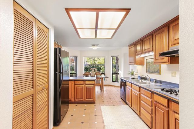 2216 Bryce Ln, Davis, CA 95616