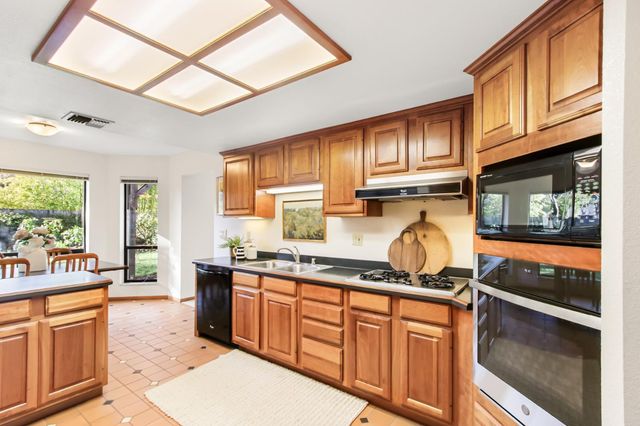 2216 Bryce Ln, Davis, CA 95616