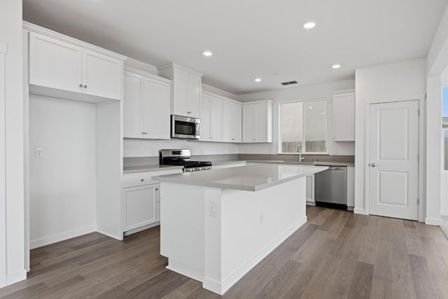 3161 Torrente Dr, Roseville, CA 95747